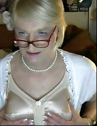 Flexible t-girl trollop gets ready for anything